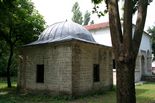 Det gamle tyrkiske bibliotek. Bagved ligger moskeen