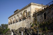 Ramponeret palazzo i Giardini Naxos