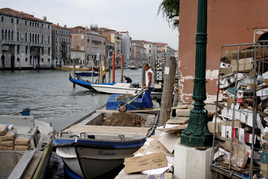 Arbejdsmand med trilleb&oslash;r i Venedig