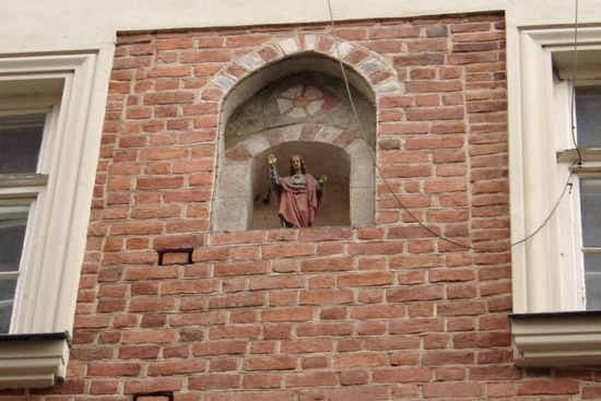 Kristusfigur i facadeniche i Krakow