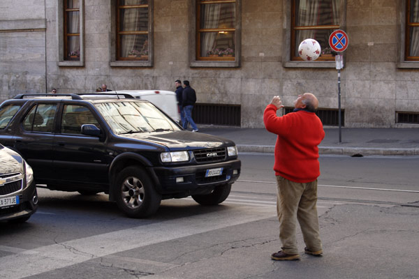 Mand med fodbold på Via Cavour