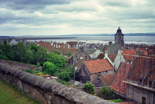 Udsigt over Culross og floden Forth i Skotland