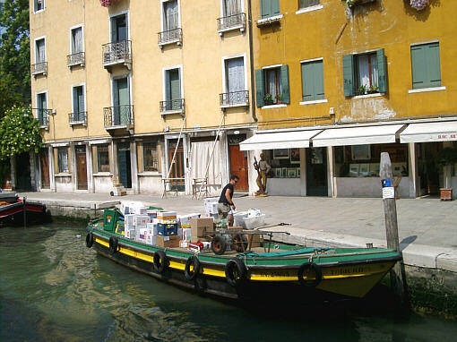 Varer kommer med båd til kaj i Venedig