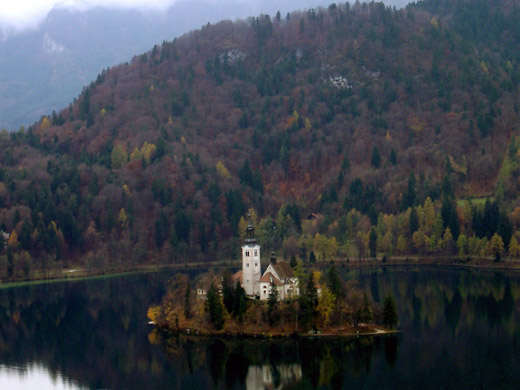 &Oslash;en i Bled s&oslash; er Sloveniens eneste