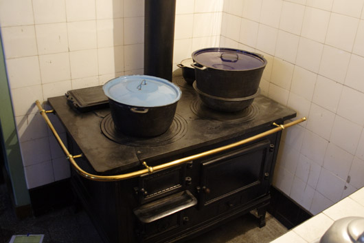 Komfuret i Klunkehjemmets k&oslash;kken