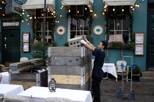 Getting rid of empty bottles in Nyhavn