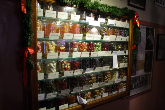 Kul&oslash;rte bolsjer i glaskrukker