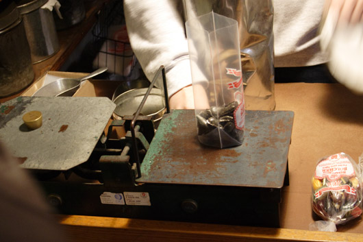 Bolsjer vejes p&aring; en gammeldags v&aelig;gt