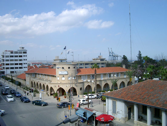 Balkonudsigt til politistationen i Larnaca.