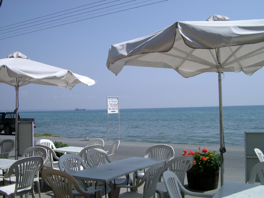 Larnaca Bay set fra Taverna Alisis' veranda.