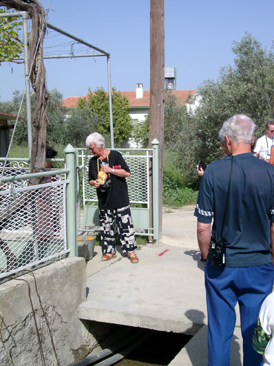 Vi k&oslash;ber friskplukkede appelsiner i landsbyen Pera.