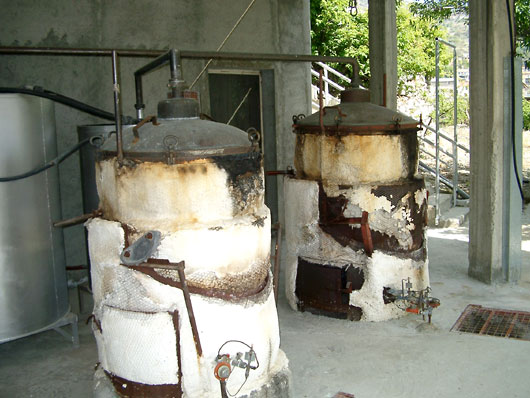 Destillationsapparat til rosenolie.