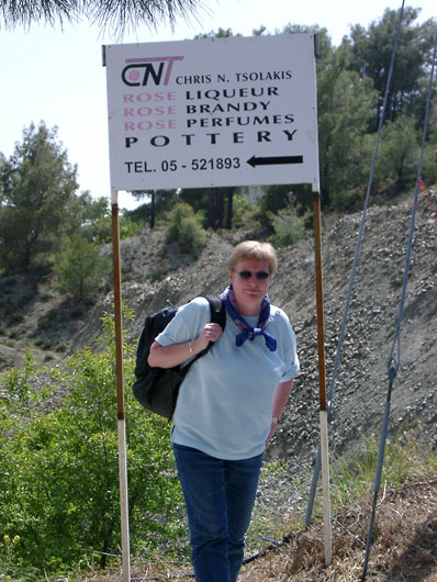 Skilt ved rosenoliefabrikken i Agros