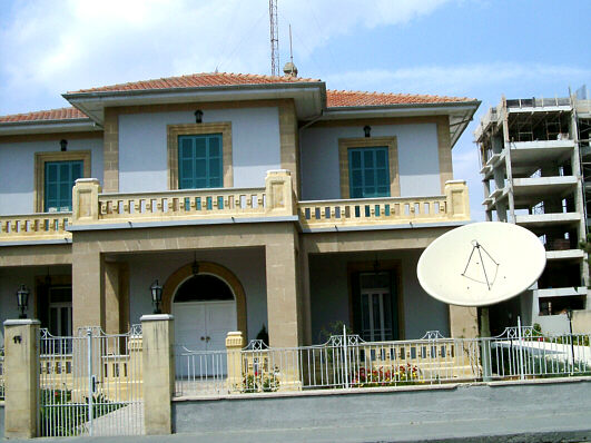 Nybygget hus med parabolantenne i Larnaca