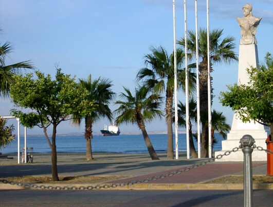 Kimons buste på Larnacas strandpromenade