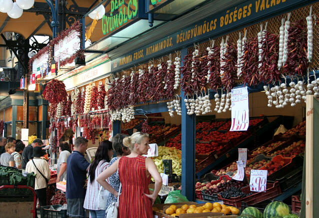 Ranker af paprika og hvidl&oslash;g i Budapests markedshal