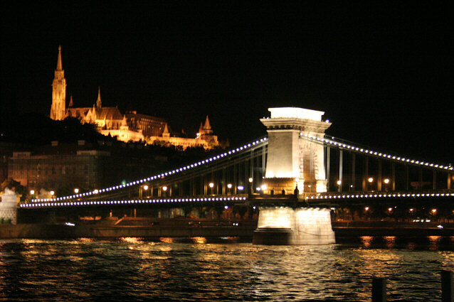 Illumineret bro i Budapest