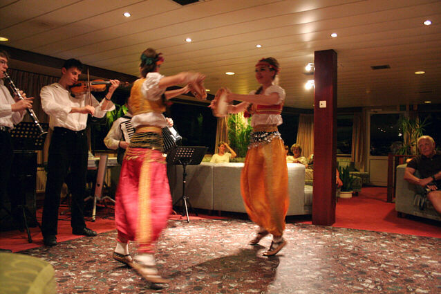 Serbiske folkedansere