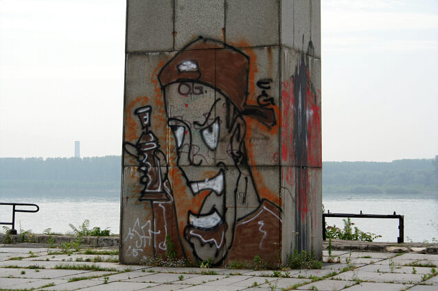 Kommunistisk monument overmalet med graffiti