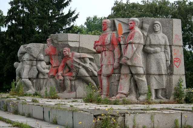 Graffiti og ukrudt p&aring; kommunistisk monument