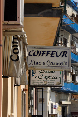 Fris&oslash;rens skilt p&aring; promenaden