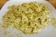Farfalle med pistacie-pesto