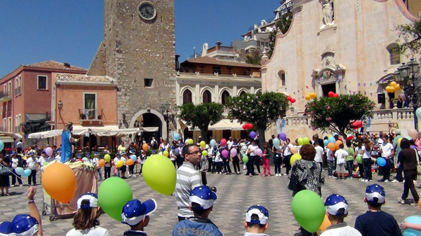 Kirke-hall&oslash;j p&aring; piazza i Taormina