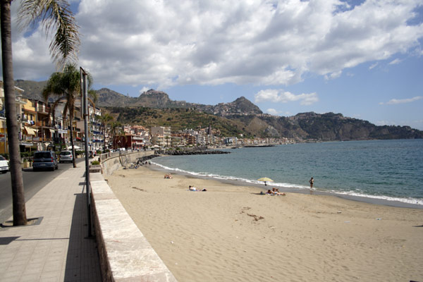 Stranden og promenaden i Giardini Naxos
