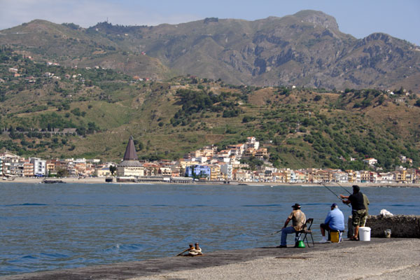 Lystfiskere p&aring; molen i Giardini Naxos
