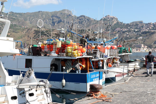 Fiskerb�de i Giardini Naxos
