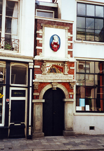 Smalt hollandsk hus med overd&aring;dig facade