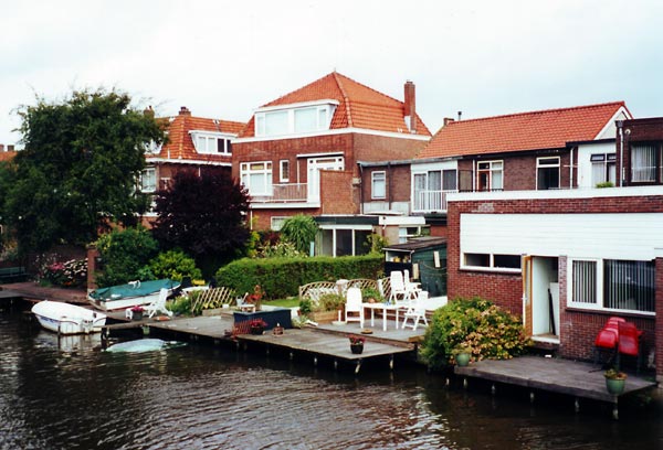 Huse ved kanal i Holland
