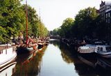 Kanal med bl.a. husb&aring;de