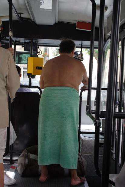 Badeg&aelig;st i bussen p&aring; Ischia