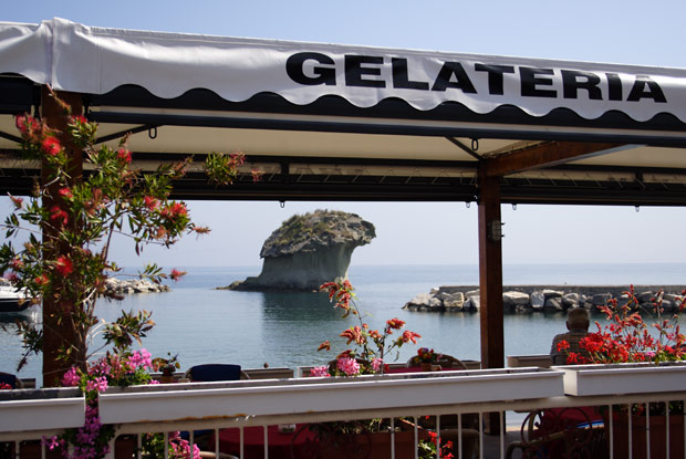 Klippe i havet ud for Lacco Ameno