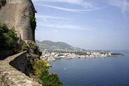 Ischia Ponte set fra Castello Aragoneses nordlige brystv&aelig;rn
