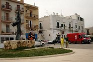 Byens ber&oslash;mte s&oslash;n, popsangeren Domenico Modugno
