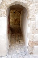 Gennemgang i Polignano a Mares gamle by