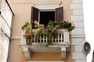 Balkon med blomster i Monti