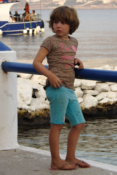 Gr&aelig;dende pige p&aring; Telendos