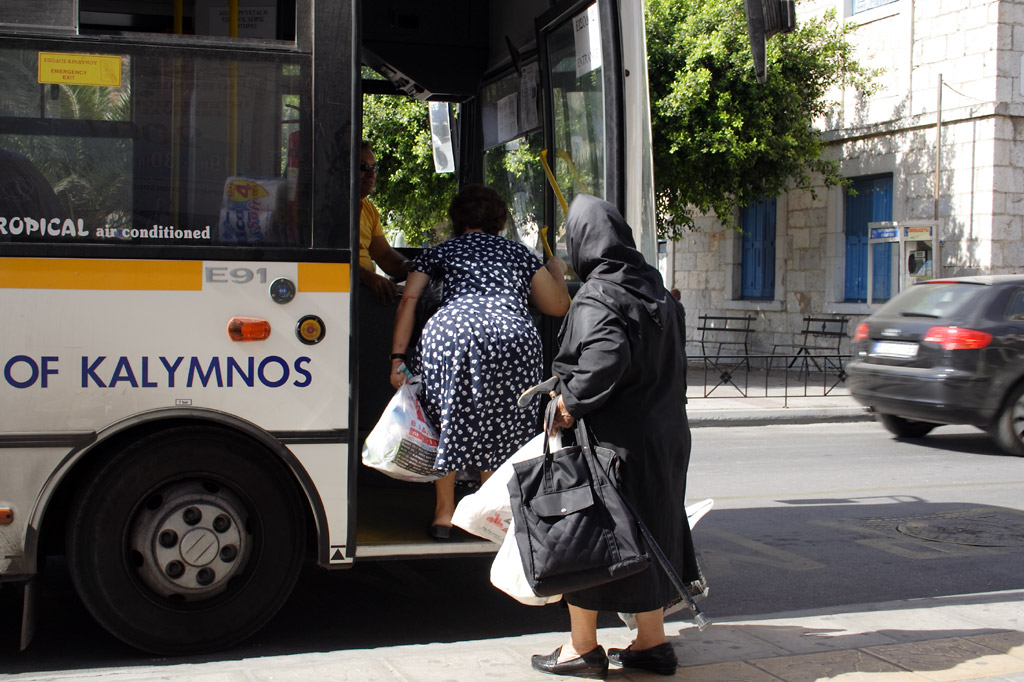Gamle damer stiger p&aring; bussen