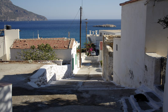 Trappe ned mod Pigadia, Karpathos. N&aelig;r hotel Seven Stars.