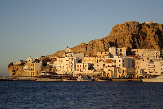 Aftenlys over havnen i Pigadia, Karpathos