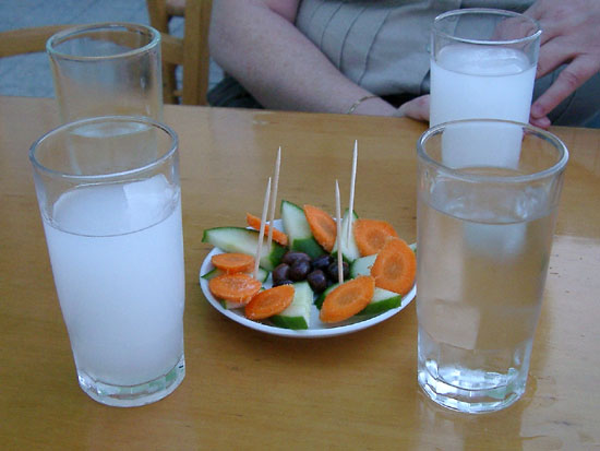 Ouzo p&aring; Kafenion Faros i Pigadia, Karpathos