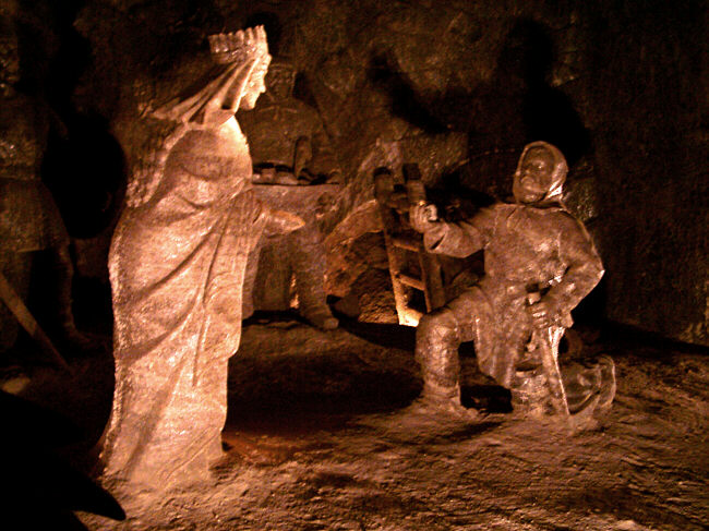 Skulpturer af saltsten i Wieliczka saltminen