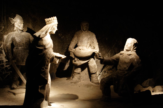 Skulpturer af saltsten i Wieliczka saltminen