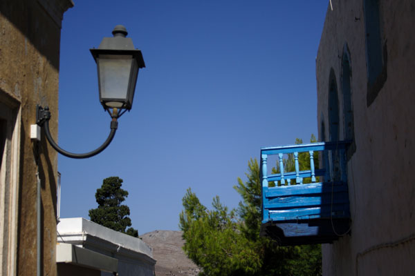 Gadelygte og altan i Platanos