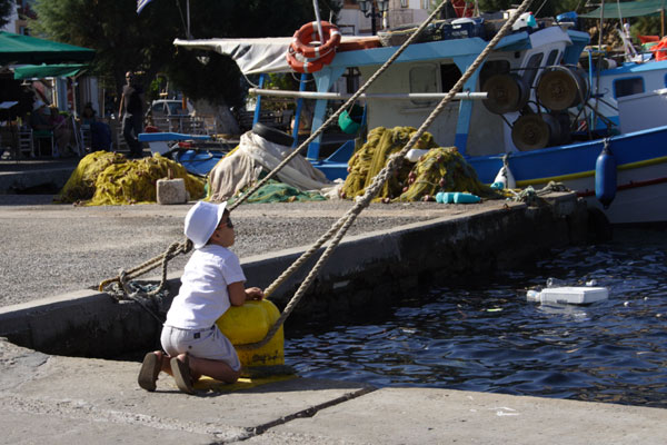 Dreng p&aring; havnen i Agia Marina, Leros