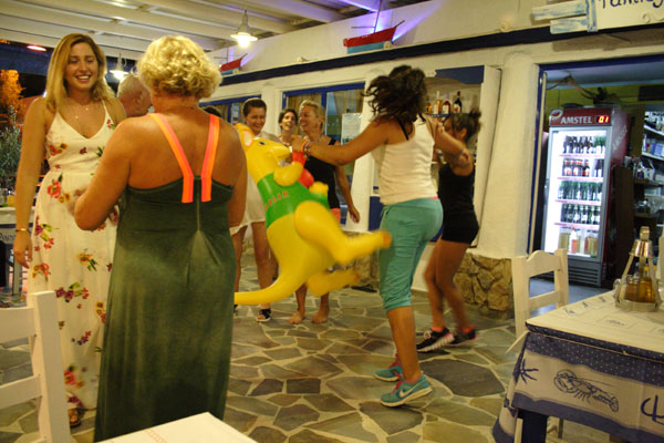 Gr&aelig;sk dans p&aring; taverne i Pandeli