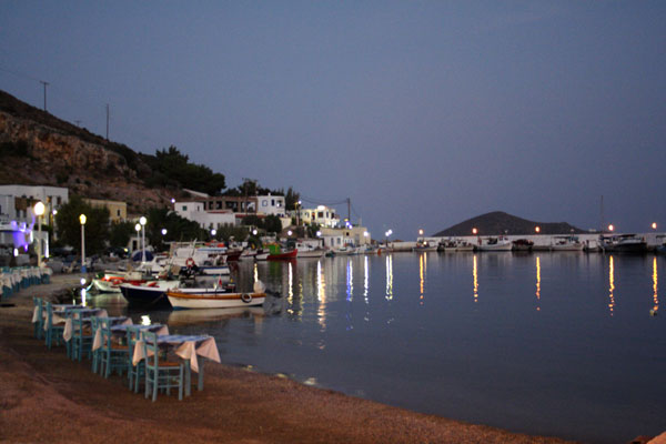Aftenlys over havnen i Pandeli p&aring; Leros